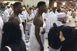 بالفيديو والصور.. بوغبا يؤدي مناسك العمرة في أول أيام رمضان