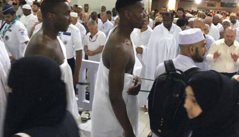بالفيديو والصور.. بوغبا يؤدي مناسك العمرة في أول أيام رمضان