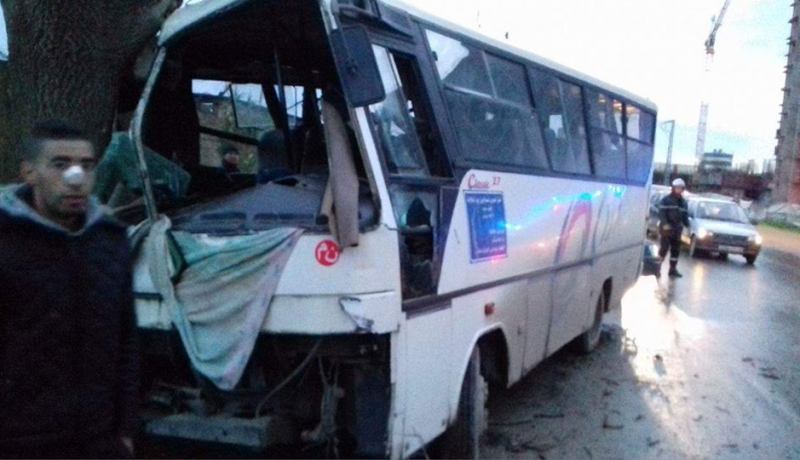 صور.. حادث مرور لحافلة لنقل المسافرين في الرغاية