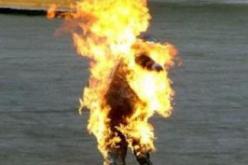 شاب يحرق نفسه أمام الملإ في فوكة بتيبازة