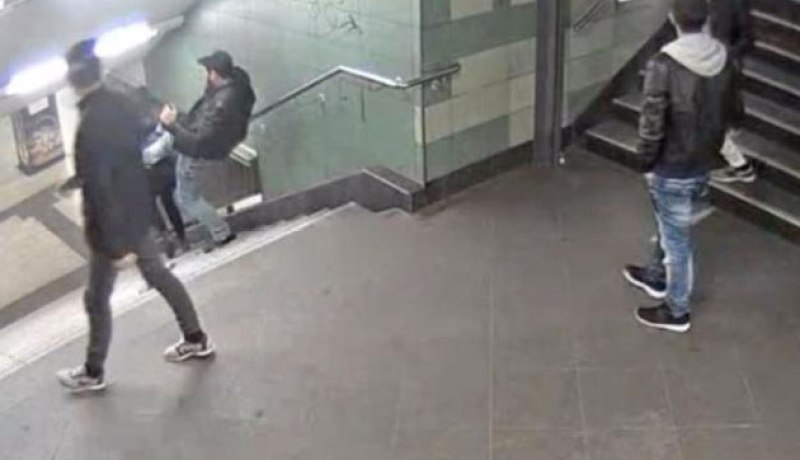 بالفيديو.. شاب يركل فتاة محجبة ويرميها من أعلى السلم في ألمانيا