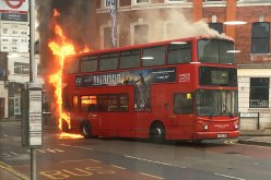 بالفيديو والصور.. اشتعال حافلة نقل ركاب في وسط لندن