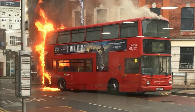 بالفيديو والصور.. اشتعال حافلة نقل ركاب في وسط لندن