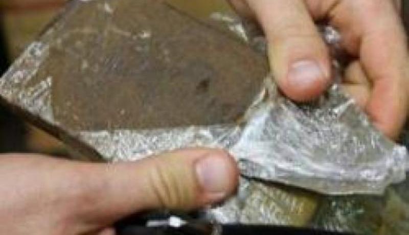 توقيف مروج للمخدرات وحجز أزيد من 15 غرام كيف في غيليزان