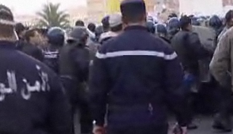 الشرطة تحاصر كل الأماكن المؤدية إلى ساحة أول ماي مكان تجمع الداعين إلى مسيرة “التغيير”، وصعوبة في السير بالمنطقة بسبب الطوق الأمني المشدد