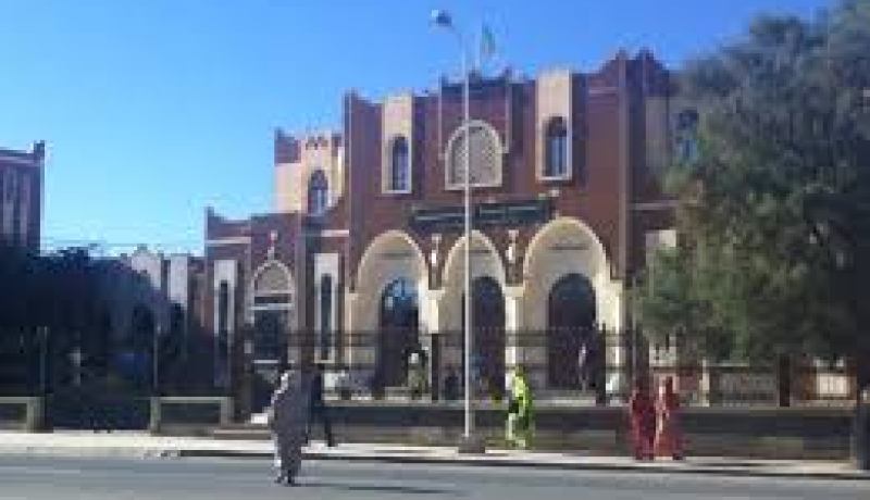 احتجاج مواطنين امام بلدية تيسمسيلت للمطالبة بالإعلان عن قائمة المستفيدين من السكنات