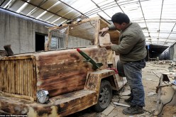 بالصور صيني يصنع سيارة من الخشب ويزينها بالصواريخ