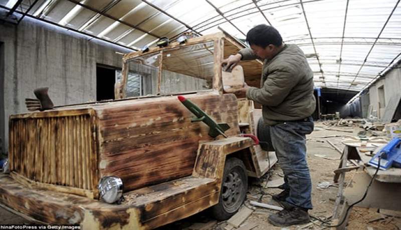 بالصور صيني يصنع سيارة من الخشب ويزينها بالصواريخ