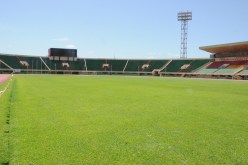 إدارة ملعب 4 أوت أسرعت في أعمال صيانة العشب وتجهيزه قبل موعد المباراة