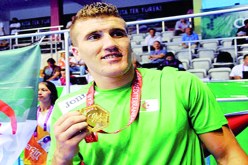 الملاكم بن شبلة يتعرض لحادث مرور خطير بعد فراره من اعتداء عصابة مجهولة في العاصمة