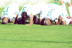 الدعاء وصلاة الجماعة لمـواجهة المدرب الصهـيـوني وغانا