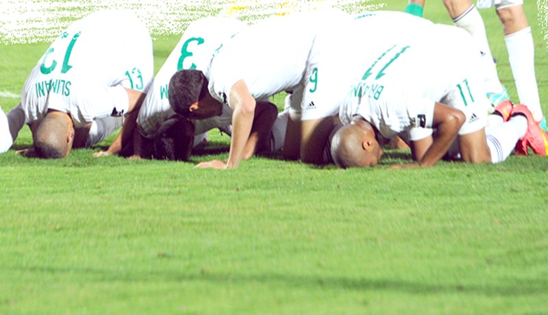 الدعاء وصلاة الجماعة لمـواجهة المدرب الصهـيـوني وغانا