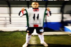 فيـــغــــولي يـــرفـــع قميصــــا عليــــه خـريـــطــة فلسطــــين ويجـــــدد تضــــامنــــه مـــع غــزة