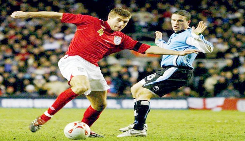 أسود انجلترا تسعى للقضاء على الأوروغواي في حضور سواريز