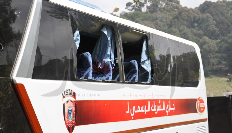 تذاكر مزورة.. مشادات بين الأمن والأنصار وتكسير زجاج حافلة اتحاد العاصمة