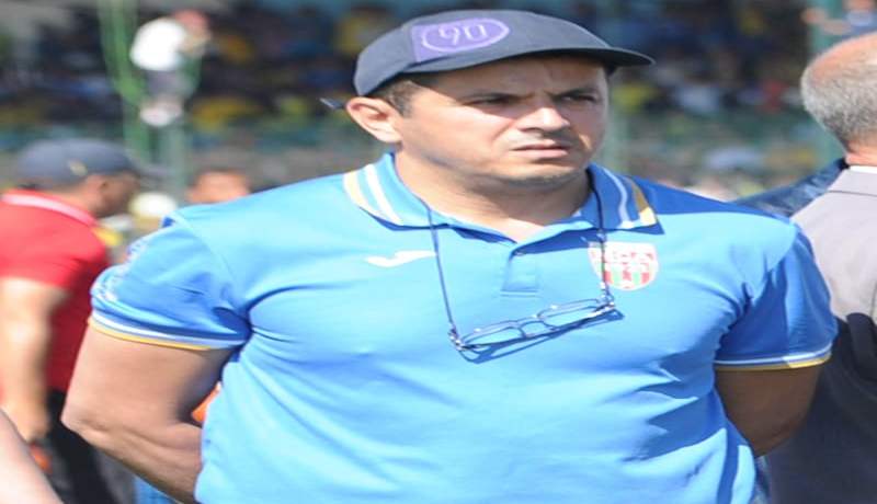 بوملـــة عنده عقـدة تجاهي وأقول  له أنـــا باقٍ في المولودية رغما عنك