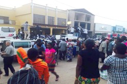 أنصار مازيمبي يهاجمون لاعبي وفاق سطيف بالعصي والهراوات ويحــــاصرون الفندق