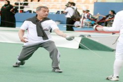 مبارز يمني يطعن مدربه الجزائري بسيف في عينه