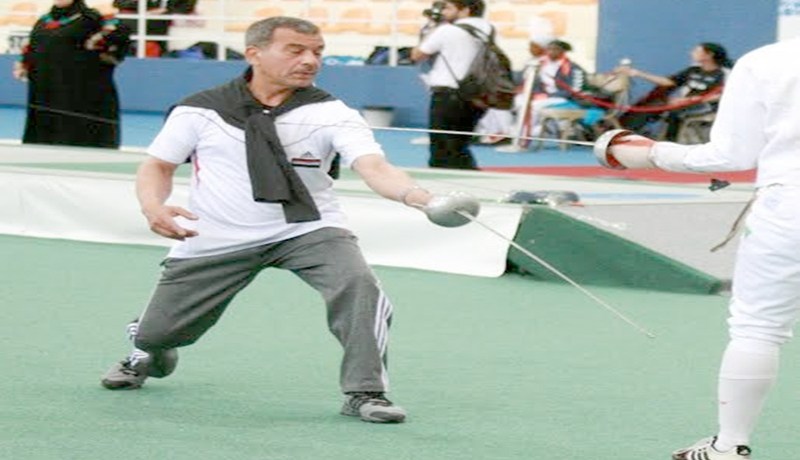 مبارز يمني يطعن مدربه الجزائري بسيف في عينه