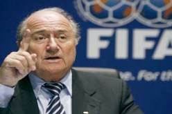 “الفيفا” ساخطة بعد مقتل إيبوسي وبلاتر يؤكد: «أوقفوا العنف.. من غير المعقول أن يتسبب مناصر في مقتل لاعب