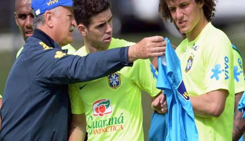 سكولاري للاعبي السامبـا: اذهبـــــوا إلى منازلـكـــم وقبّــلــوا أولادكـم