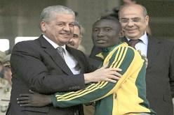 الاتحاد المالي يستغل حادثة إيبوسي ويطلب نقل مواجهة «الخضر» خارج الجزائر