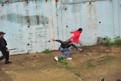 القبض على 30 شخصا يبيعون تذاكر مزورة بالقرب من ملعب مصطفى تشاكر