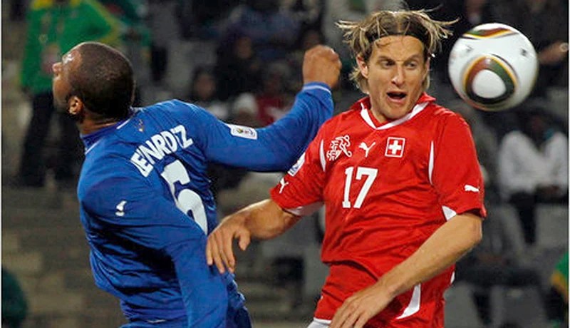 سويسرا تنتظر خدمة فرنسية لاستعادة أمجادها