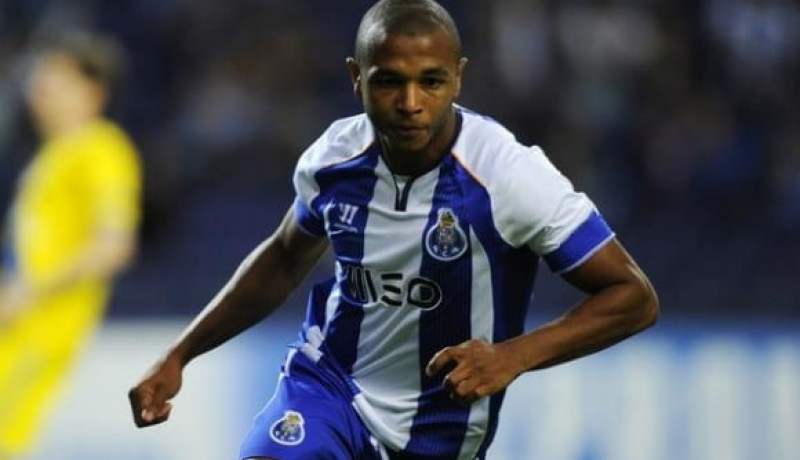 براهيمي سيصبـــح لاعبــــا عــالميا ولـن يغــــادر في المـــيركـاتــو