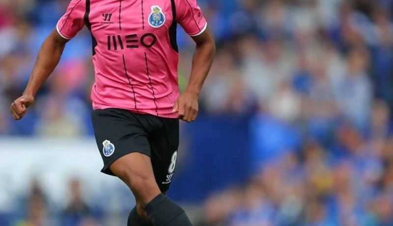 براهيمي على موعد مع التاريخ اليوم ويحلم بتكرار إنجاز ماجر وقهر البايرن