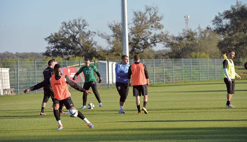 المغـــاربــة يشتمـــــون اللاعبــــين في التـــدريـبـــات ووفــــــاق سطيــف في خطر بمركش
