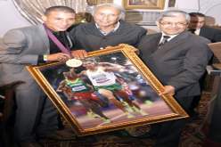 بوتفليقة‮ ‬يكرّم مخلوفي‮ ‬بصك مالي‮ ‬ويتسلّم سيارة فاخرة‮ ‬