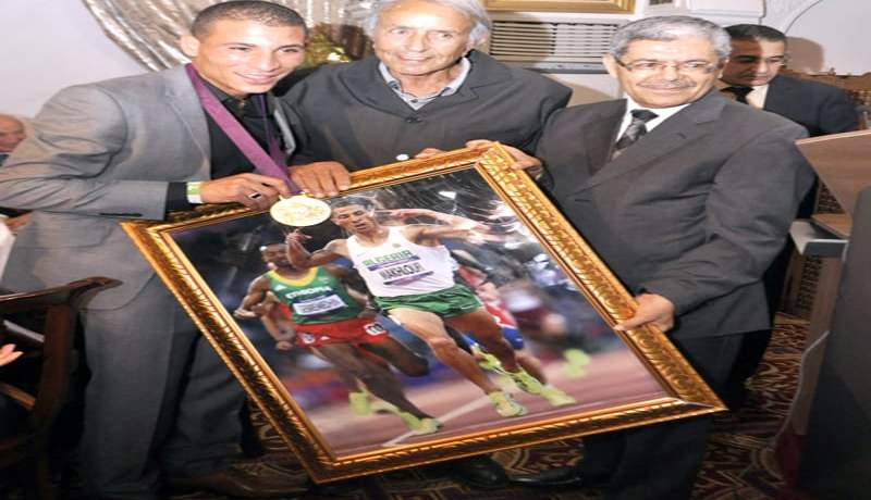 بوتفليقة‮ ‬يكرّم مخلوفي‮ ‬بصك مالي‮ ‬ويتسلّم سيارة فاخرة‮ ‬