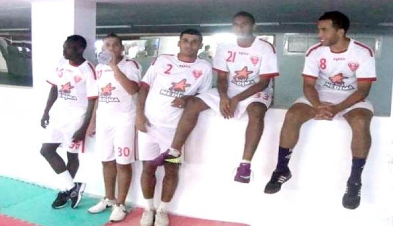 عبد الإله ينظّم مأدبة غداء وبابا يتكفّل بالمستحقات