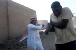 بالفيديو سعودي يضرب 3 عمال هنوداً بالعصا