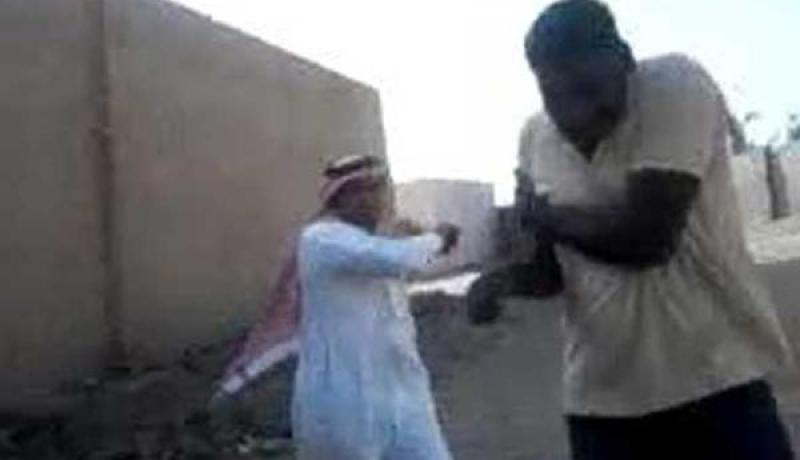 بالفيديو سعودي يضرب 3 عمال هنوداً بالعصا