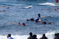 ليبيا تعتقل 3 يشتبه بأنهم هربوا مهاجرين غرق قاربهم في البحر