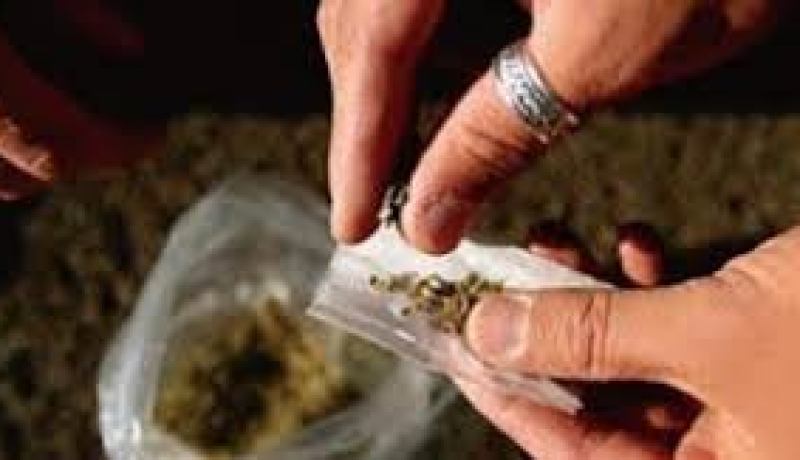 توقيت 3 اشخاص بتهمة حيازة مخدرات وعرضها للبيع بطريقة غير مشروعة في بجاية