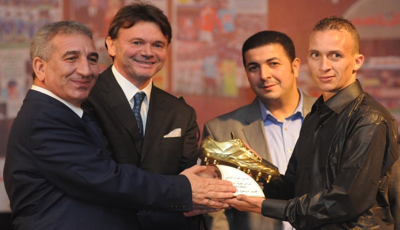 مسعود يتوّج بجائزة الحذاء الذهبي تحت أعين تروسيه وسعدان