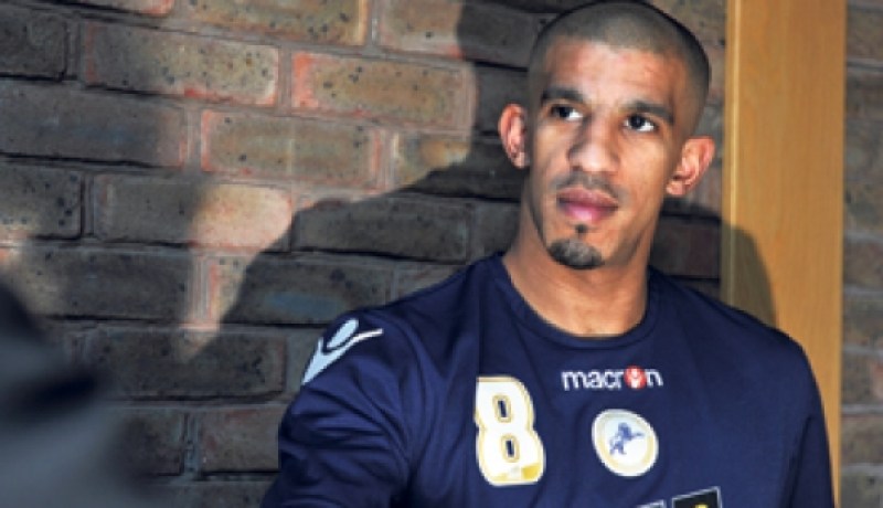 بوعزة يرفض مصافحة زميله الإسرائيلي ويتعرّض للعنصرية من أنصار “راسينغ سانتاندير”