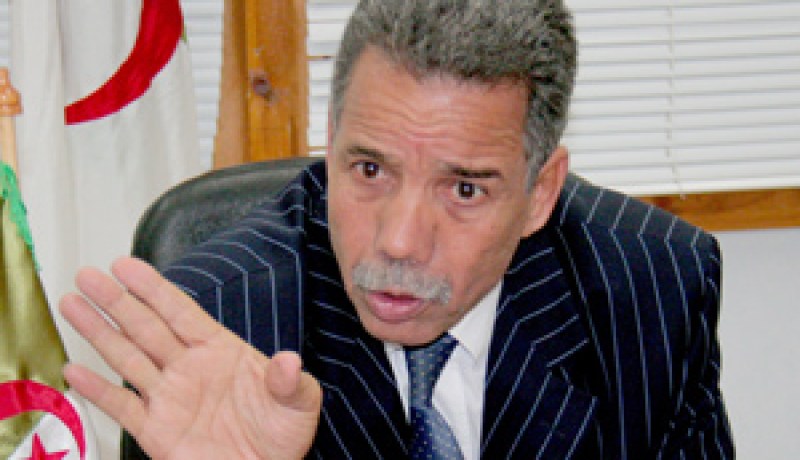 “لاعبون لا يعرفون لمس الكرة يتقاضون أجورا أكثر من بوتفليقة”