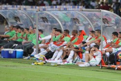 سوداني يتبادل الشتائم مع أحد الأنصار وبزاز ثار في وجه من رمى العلم الوطني