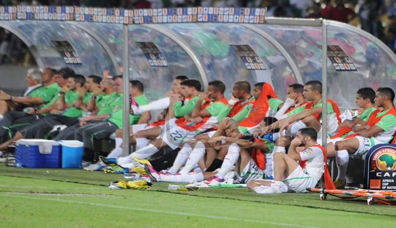 سوداني يتبادل الشتائم مع أحد الأنصار وبزاز ثار في وجه من رمى العلم الوطني