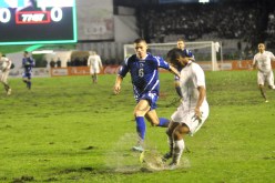 مباراة للنسيان… أرضية كارثية ومهزلة حقيقية على المباشر في خمسينية الإستقلال