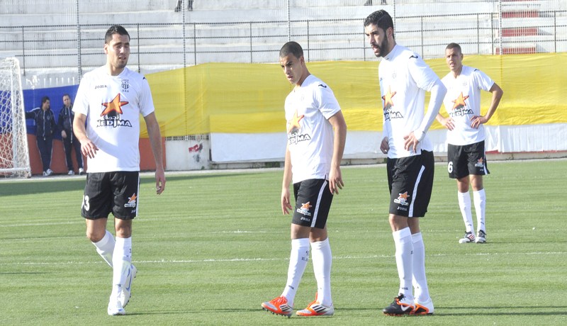 شعلالي يطالب بوثائق تسريحه وديمبا يهدد باللجوء إلى الفيفا