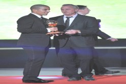 فغولي يتسلّم الكرة الذهبية 2012 من يدي الأسطورة يوهان كرويف في حفل بهيج بالقاعة البيضاوية