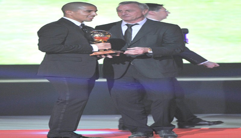فغولي يتسلّم الكرة الذهبية 2012 من يدي الأسطورة يوهان كرويف في حفل بهيج بالقاعة البيضاوية