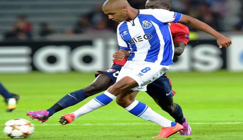 الخليفي يجهز غلافا ماليا لإستقدام براهيمي إلى “البياسجي” في جانفي المقبل