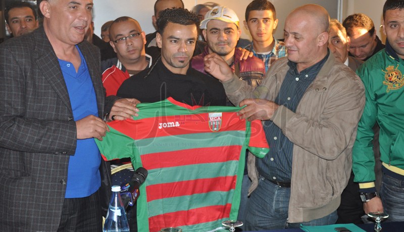 حاج عيسى يوقّع على عقد لـ18 شهرا مع مولودية الجزائر