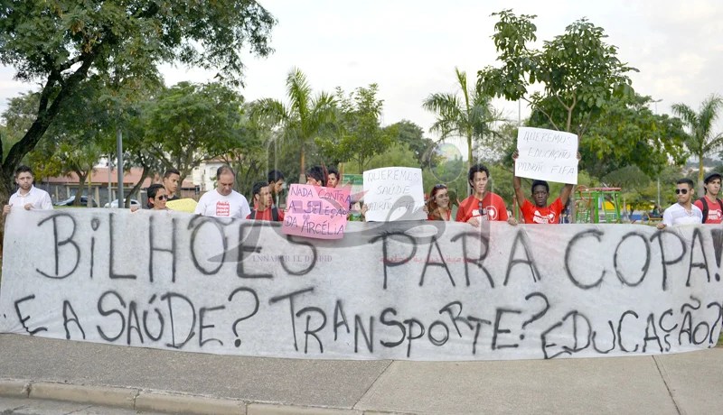 مظاهرات ضــد المونـــديـال خلال تـــدريــبــات الخضـــر وتهـديد بالتصعيـــد قريبـــا